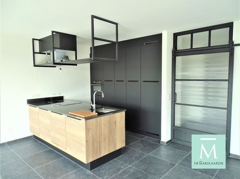 Prachtig appartement met twee slaapkamers, ruim terras (75m²), kelder en ondergrondse parkeerplaats<br />
Dit aangenaam appartement op de tweede verd