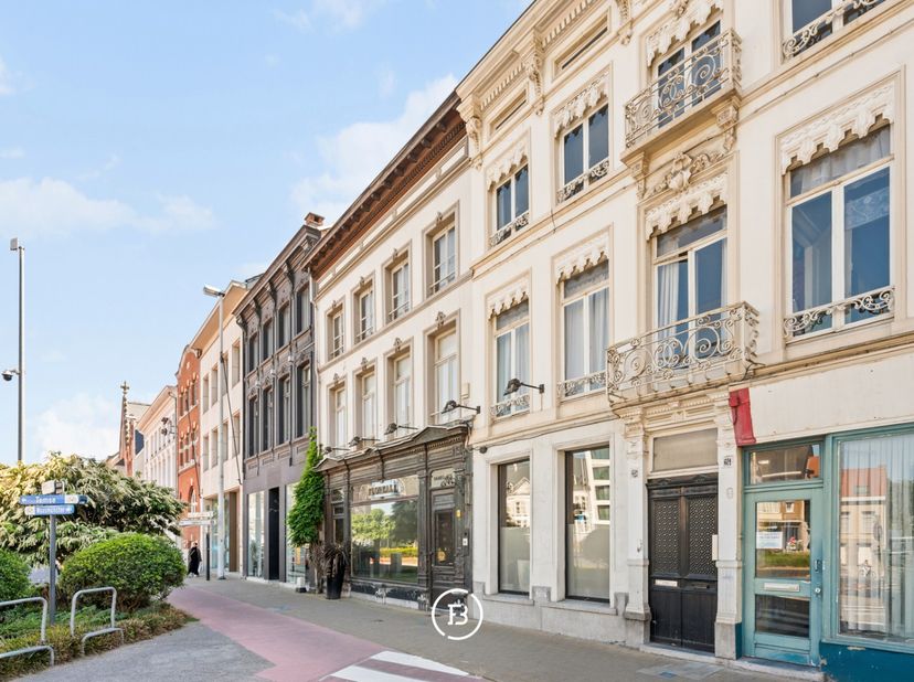 Aan het Onze-Lieve-Vrouwplein, pal naast de Onze-Lieve-Vrouwekerk, bevindt zich dit monumentale herenhuis met commerciële ruimte en meer dan 700 m² aa