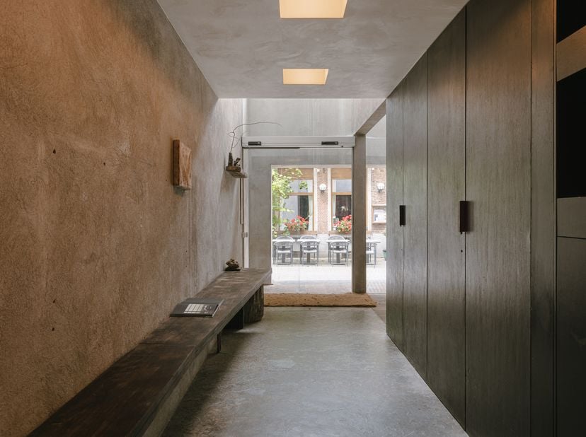 Deze unieke eigendom is discreet gelegen in een rustige zijstraat, vlak bij de Veldstraat, in het hart van het historische stadscentrum. Een uitzonder