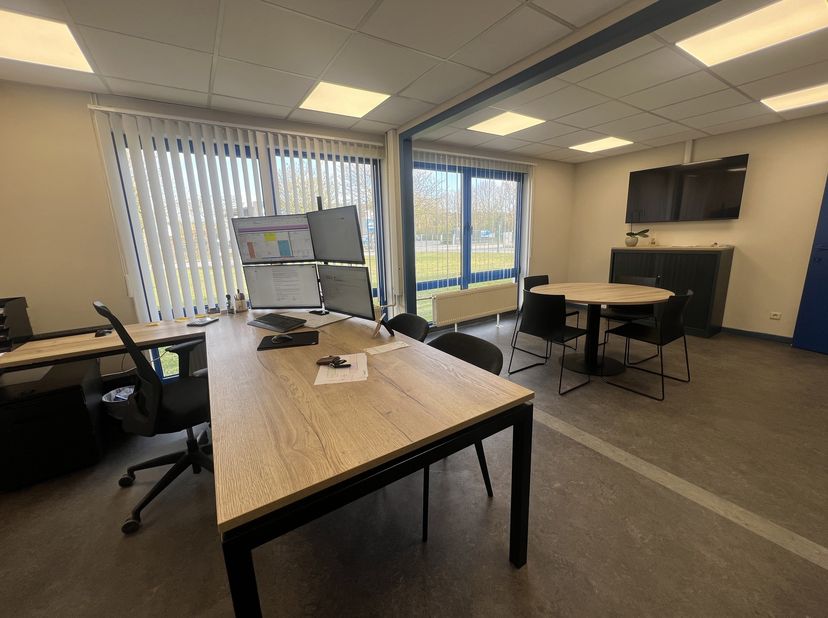 Instapklaar industrieel gebouw van 1100m², bestaande uit 1000m² magazijn/werkplaats en 100m² kantoor, en een verhard buitenterrein van 2000m². Dit pan