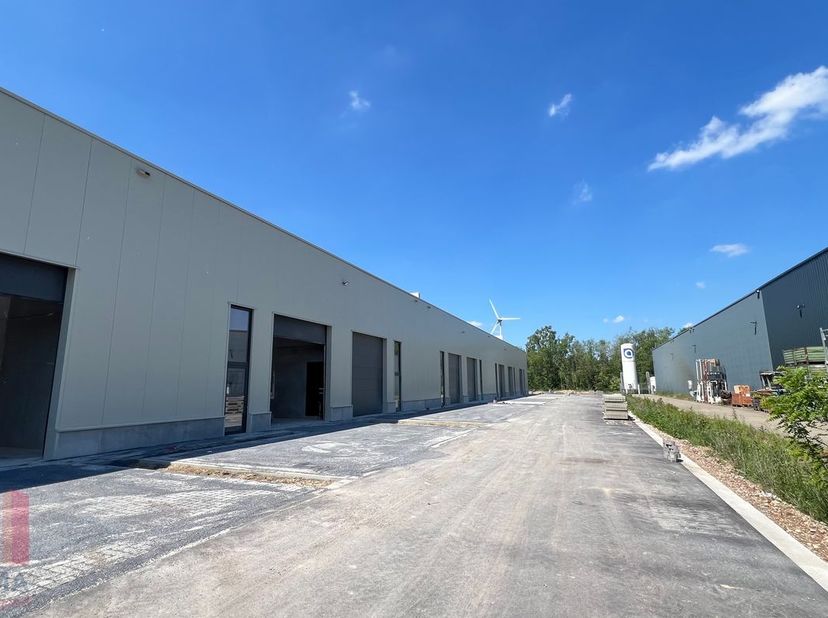 Duurzame KMO-unit&amp;nbsp;van 410 m², samenvoegbaar tot een totale oppervlakte van 2.460 m², te koop.<br />
<br />
De site is strategisch gelegen vlak bi