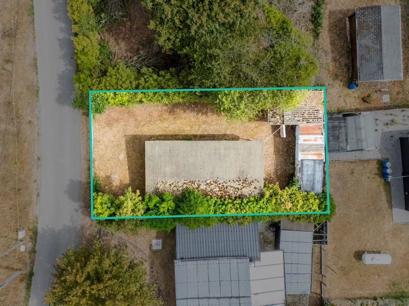 EBimmo biedt u deze kleine bouwgrond aan waarmee de bouw van een chalet mogelijk is (onder voorbehoud van stedenbouwkundige vergunning) en gunstig gel