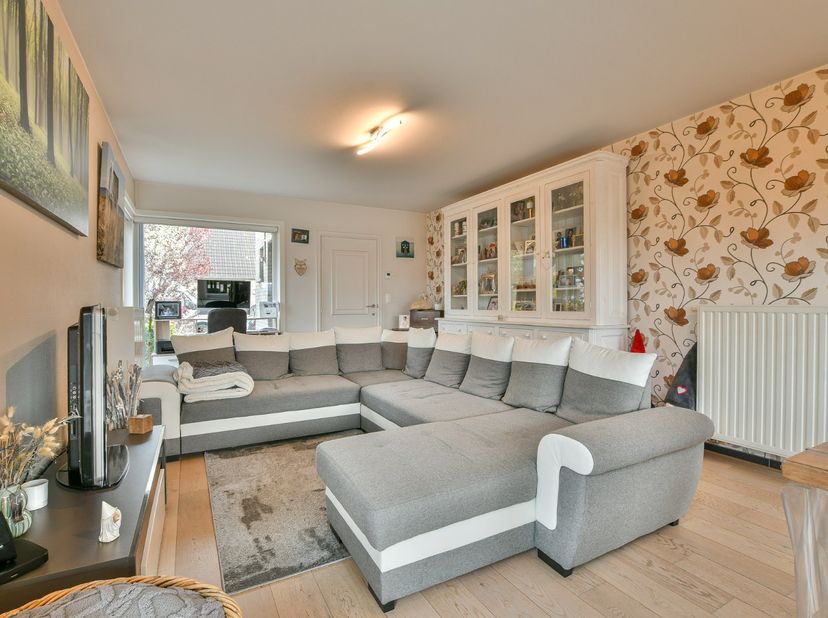 Ontdek deze verzorgde halfopen bebouwing in het gegeerde Vosseslag te De Haan, op een rustige ligging vlakbij bos en duinen. Deze woning uit 2011 bevi