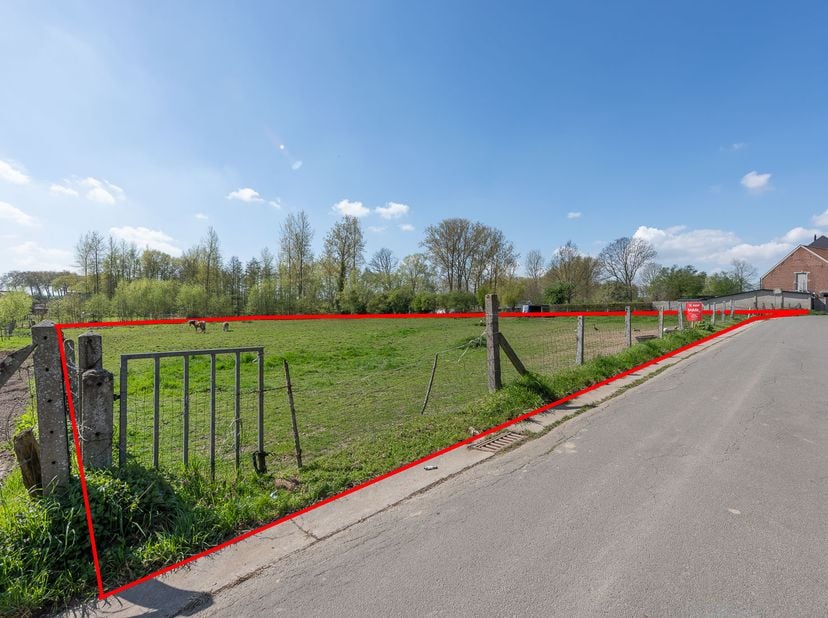 PERCEEL WEIDE - <br />
Perceel weide van 55 a 80 ca, gelegen "Hasseltkouter".<br />
KI = € 32.<br />
De grond is in gebruik (via mondelinge huuroveree