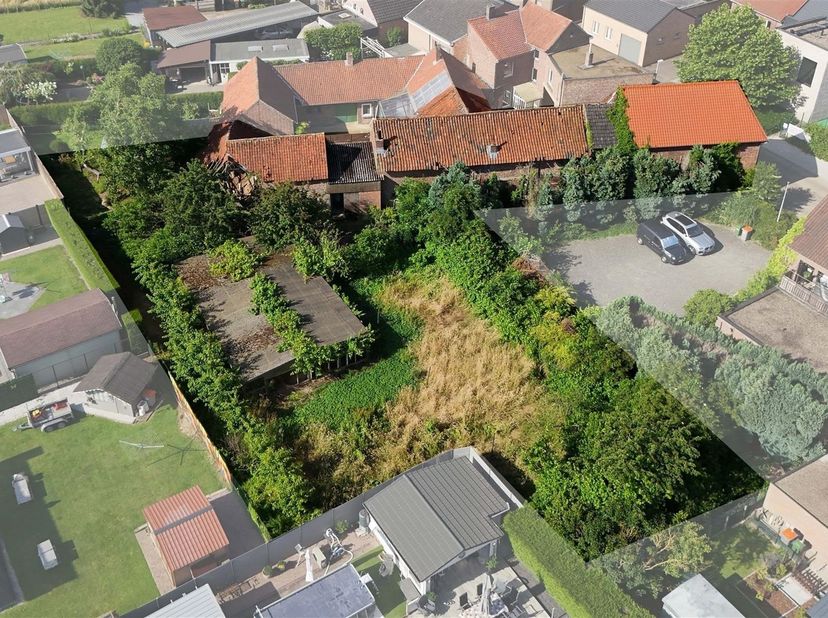 Gunstig gelegen renovatieproject met potentieel op een knap perceel van 12a 87ca <br />
<br />
Omgeving:<br />
+ Rustig en centraal gelegen in een