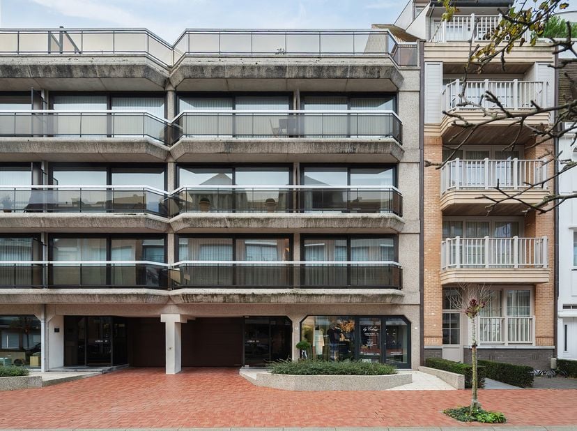 Appartement exceptionnellement spacieux d’environ 164 m², avec une façade de 10 m et ±40 m² de terrasses orientées est et sud-ouest, situé au cœur de