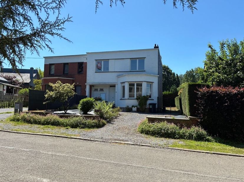 Située dans le quartier très prisé d'Embourg, dans un cadre résidentiel calme à 15min à pieds de l'école fondamentale du Sartay et de toutes commodité