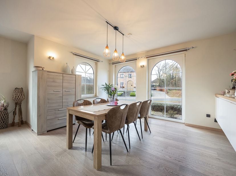PERFECT ONDERHOUDEN, GELIJKVLOERSE GEZINSWONING MET EXTRA KAMERS OP ZOLDER, INPANDIGE GARAGE EN ZEER GOED GUNSTIG EPC OP EEN RUIM PERCEEL VAN 11A30CA