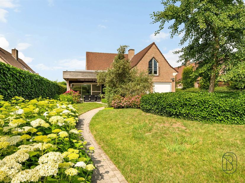 Bent u op zoek naar een ruime gezinswoning in Wielsbeke met een rustige ligging, grote tuin en vlotte bereikbaarheid? Dan is deze instapklare woning p
