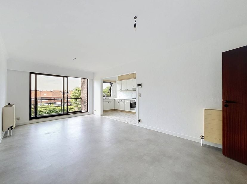 Bent u op zoek naar een instapklaar en gezellig appartement te huur aan de Vaart in Schoten? Dit volledig opgefriste vastgoed bevindt zich in een klei