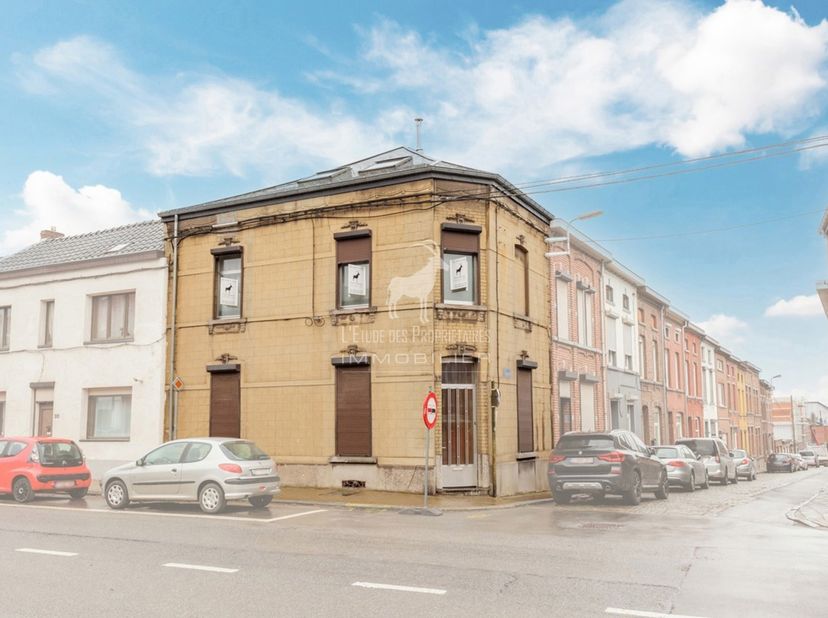 Bureau Referentie: V6031-1779<br />
Virtuele Bezoek: https://immo360.immo-facile.com/vtour/fr/tdg2bp/frame<br />
Gelegen in Fleurus, tegenover een sch