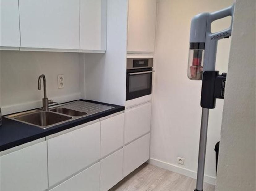 Dichtbij de Korenmarkt en naast het groene Kortenbachplein, ligt in een stille, voor auto's doodlopende straat, deze woning. Let op de hoge plint in b