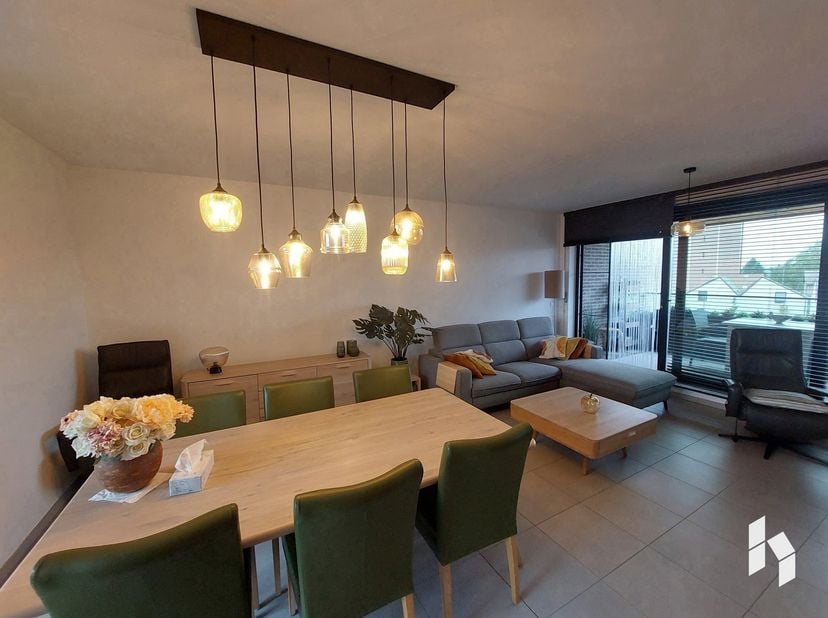 Appartement op de tweede verdieping met 2 slaapkamers, een terras en ondergrondse parking met berging. <br />
BIJZONDERHEDEN: <br />
- Beschikbaar van