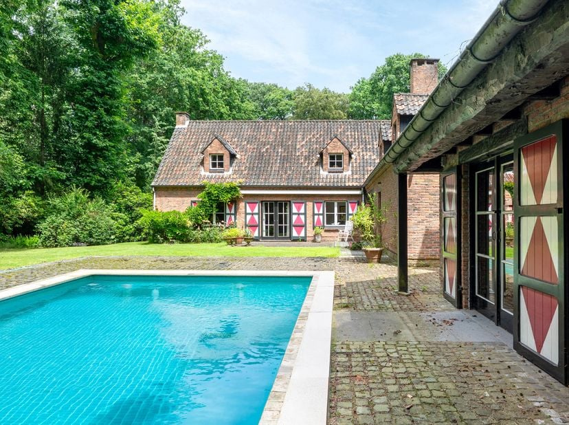 In de uiterst gegeerde en groene Solhofomgeving in Aartselaar bevindt zich deze charmante jaren 70-hoeve op een uitzonderlijk rustig en residentieel p