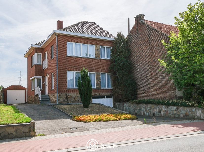 Ben je op zoek naar een halfopen bebouwing te koop in Bilzen met een ruime tuin, drie slaapkamers en een gunstige ligging? Dan is deze verzorgde gezin