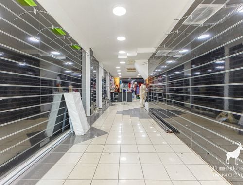                                         Commerce à louer à Charleroi, € 650
