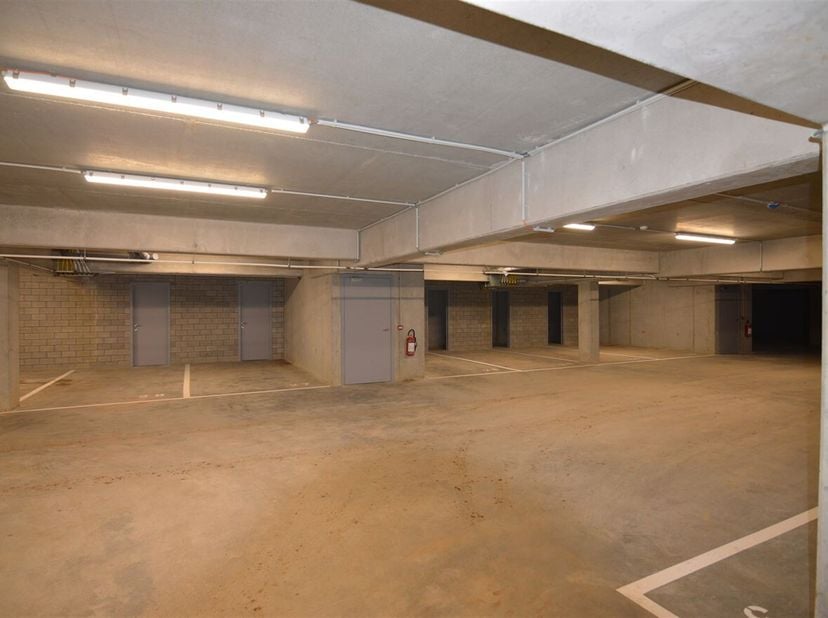 Les emplacements sont facilement accessibles par un large portail automatique que l'on franchit en voiture.<br />
Le parking est suffisamment spacieux