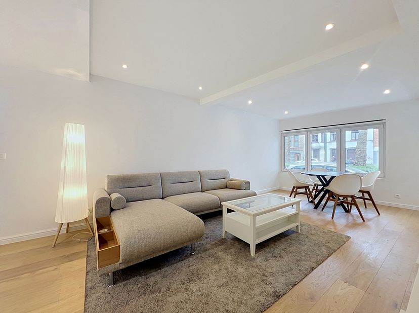 We Invest Ixelles biedt u dit prachtige, gedeeltelijk gemeubileerde appartement met 1 slaapkamer op de begane grond en een buitenruimte aan.<br />
Ide