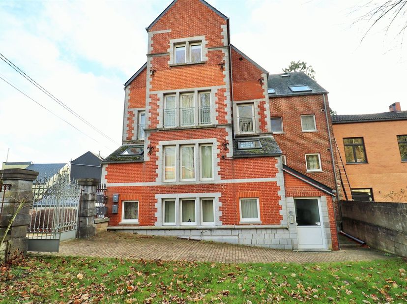 Appartement, de type duplex, situé au 3ème étage d’un immeuble avec ascenseur, dans le centre de Saint-Gérard. <br />
<br />
Celui-ci dispose d’un h