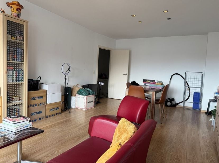 Appartement spacieux et lumineux avec 2 chambres et ascenseur <br />
Situation : <br />
Rue calme à proximité du centre-ville de Malines, avec commerc