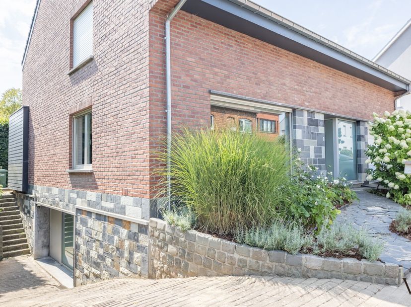 Op een steenworp van het station van Kortenberg, in een rustige, verkeersluwe straat, bevindt zich deze ruime vrijstaande gezinswoning. Een ideale thu