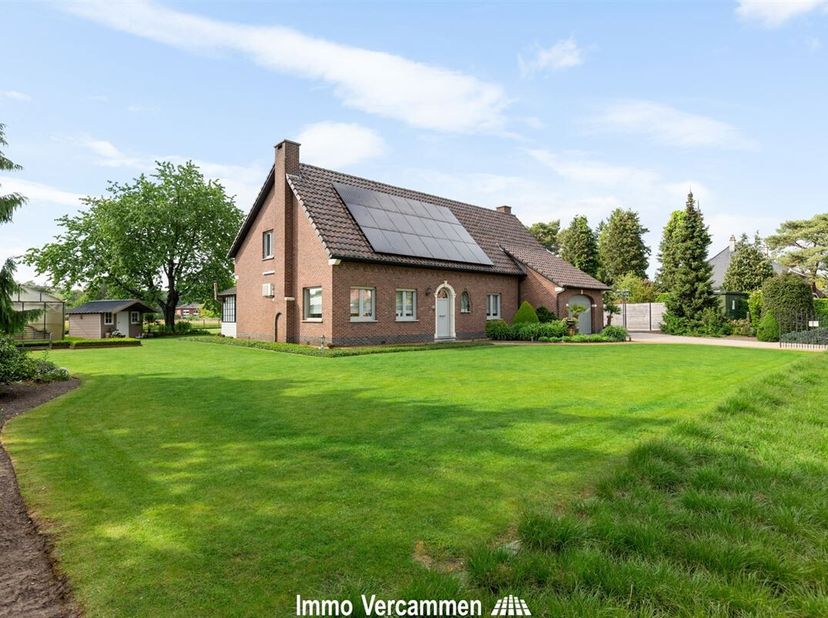 Op een unieke, landelijke toplocatie in Bonheiden vindt u deze karaktervolle en kwalitatief afgewerkte woning met een royale bewoonbare oppervlakte va