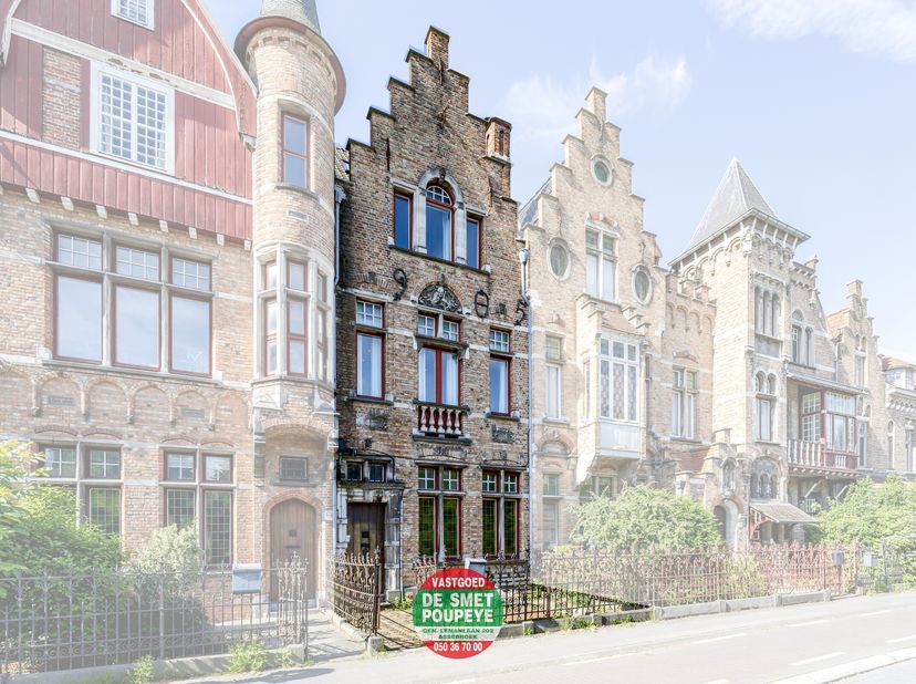 Deze karaktervolle burgerwoning, ontworpen door de Brugse architect Louis Ernest Charels, bewijst dat authenticiteit en hedendaags wooncomfort perfect