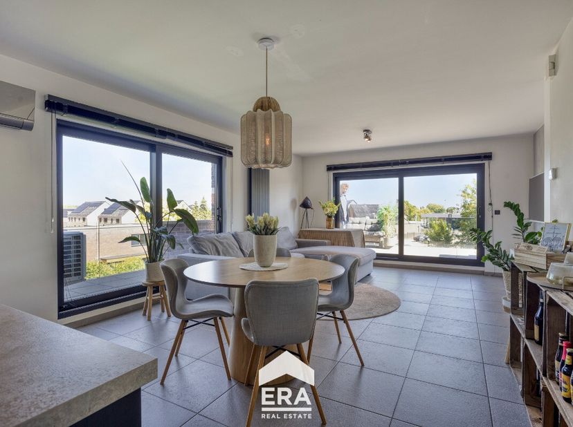 [[ DIT PAND NEEMT DEEL AAN DE ERA OPEN HUIZEN DAG OP 13/6 VAN 14:30 TOT 15:30 ]] Dit verzorgd appartement in Bree combineert een rustige ligging met e