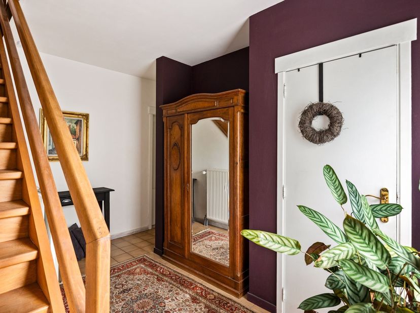 Opgefriste woning met 5 slpks, tuin en garage!<br />
<br />
In het centrum van Emblem, vlakbij het kanaal en centraal tussen Lier, Nijlen en de opri