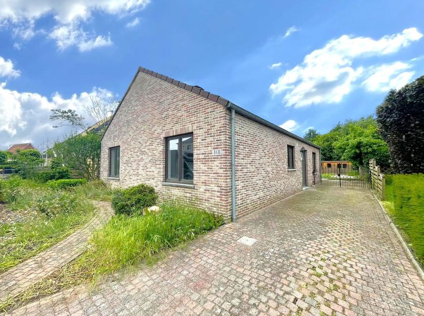 GELIJKVLOERS<br />
Inkomhal 7,5 m² op tegel inclusief gastentoilet met handenwasser. Leefruimte 30,5 m² op tegel. Veranda 23,5 m² op tegel. Keuken 11,