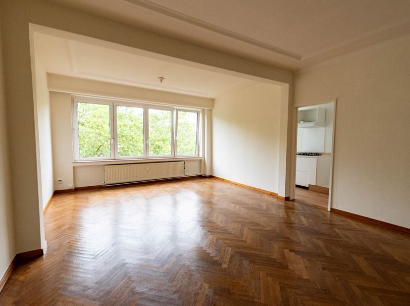 Op een topligging in de Harmoniewijk bevindt zich dit karaktervolle en lichtrijke appartement van ca. 80 m², gelegen op de zesde verdieping van een ru