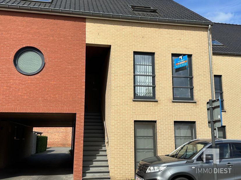 Ruim en energiezuinig duplexappartement (105 m²) met zonnig terras (5x3) in Schaffen<br />
Dit duplexappartement, gelegen in de Kerkstraat (centrum)