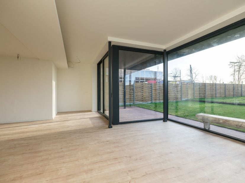 Deze gerenoveerde woning is gelegen dichtbij het centrum van Hoogstraten, op een zuid georiënteerd perceel van ca. 627 m². De woning is energiezuinig