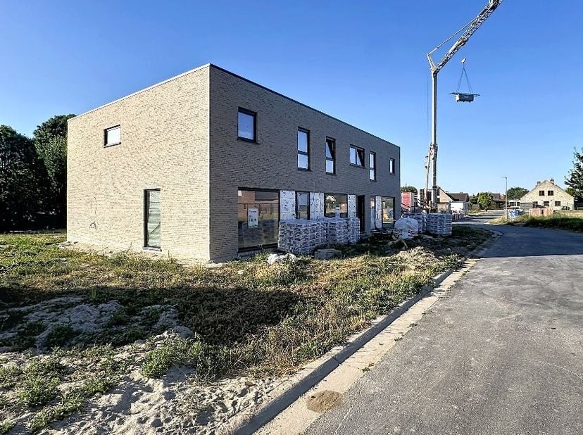 Deze nieuwbouwwoning bestaat uit: inkomhal - toilet - living - keuken - berging - wasplaats - terras - tuin - tuinhuis - autostaanplaats - nachthal -