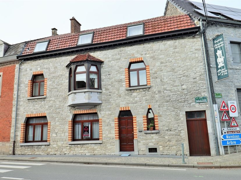Situé au cœur de Bioul, cet appartement, remis à neuf, bénéficie d’un emplacement idéal, à proximité immédiate de toutes les commodités : commerces, é