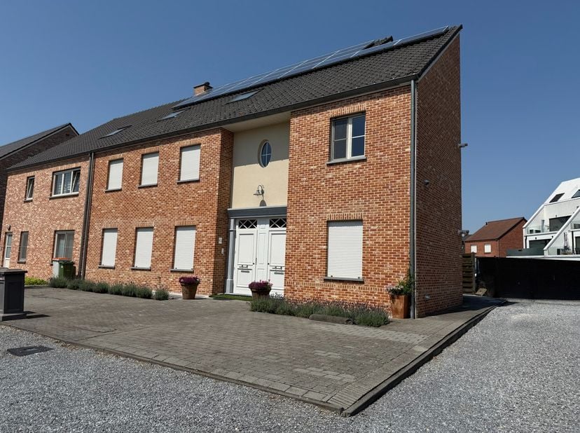 Prachtig, instapklaar energiezuinig appartement met 3 slaapkamers, terras en tuin te Bocholt.<br />
<br />
Indeling appartement:<br />
Gelijkvloers:&amp;n