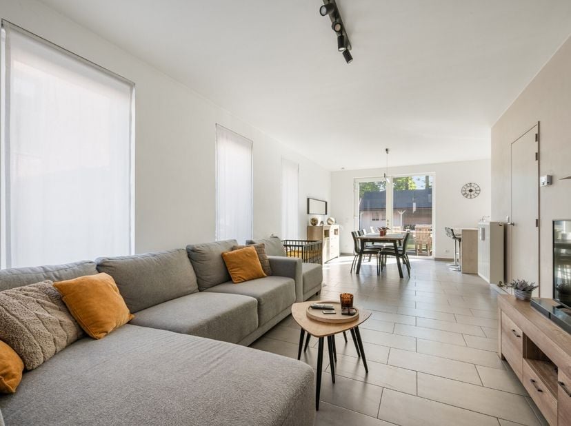 Schrijf je in voor het bezoekmoment op zaterdag 13/06 via onze website:<br />
https://benjaminverkoopt.be/panden/instapklare_halfopen_woning_met_3_sla