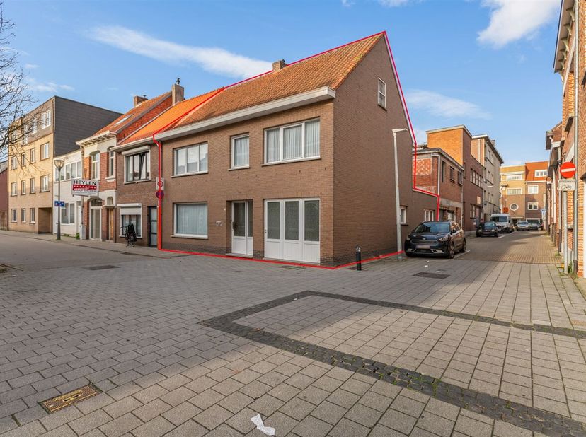 Te renoveren gezinswoning met 3 slaapkamers, tuin en 2 garages<br />
Gelijkvloers<br />
Via de inkomhal betreedt u de woning. Op het gelijkvloers bevi