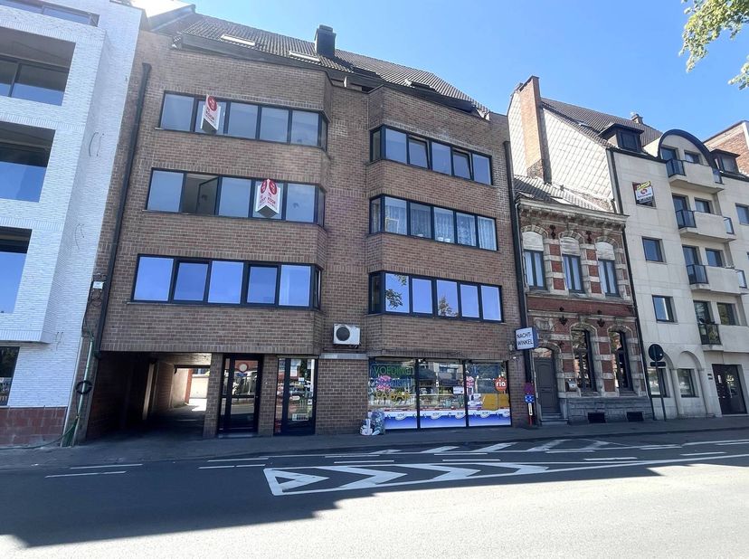 Dit gerenoveerd appartement bevindt zich op de 5e verdieping:<br />
<br />
Indeling:<br />
<br />
- leefruimte met een nieuwe open keuken<br />
- slaa