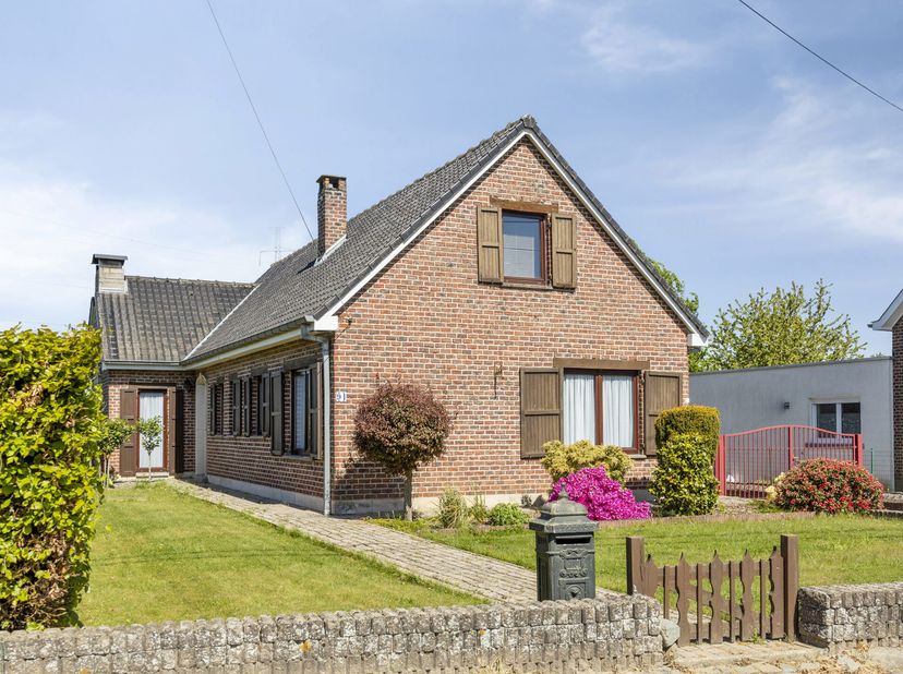 OPTIE OPTIE OPTIE <br />
Immo Pické biedt u deze zeer rustig gelegen woning aan, met een prachtig zicht op de velden en gelegen op een mooi perceel va