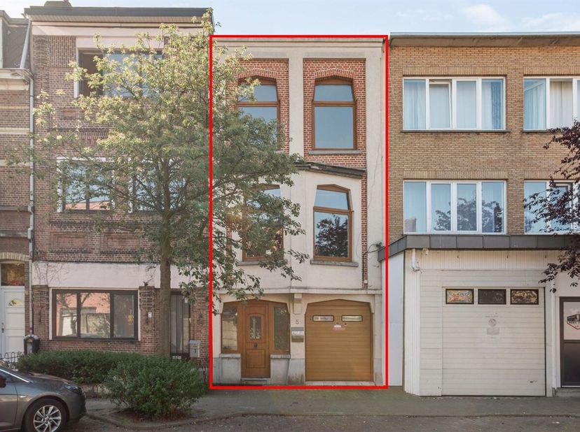 Bel-étage met stadstuin volledig te renoveren!<br />
Ligging: Dit renovatiepand is rustig maar centraal gelegen in een residentiële wijk nabij de Bred