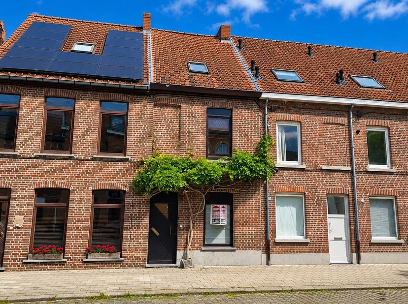 Ben je op zoek naar een betaalbare woning met potentieel, op een toplocatie vlakbij het centrum van Kortrijk? Dan is deze charmante rijwoning in de po