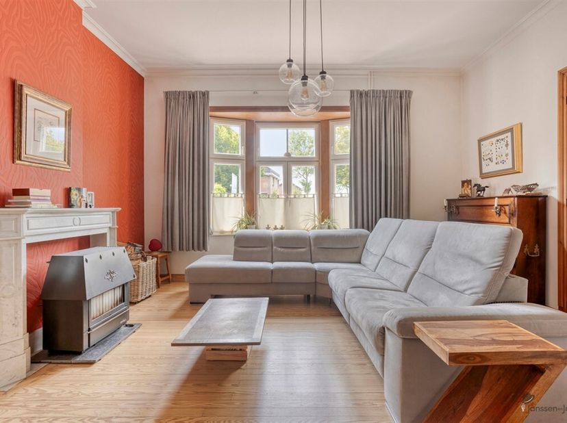 Ruim en karaktervol woonhuis met 5 slaapkamers<br />
In het hart van het charmante Borgloon vindt u dit prachtige huis met tal van troeven. <br />
De
