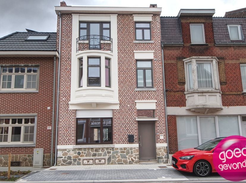 KARAKTERVOL HERENHUIS met 4 SLAAPKAMERS in RUSTIGE STADSWIJK met VERANDA, TERRAS en STADSTUINTJE<br />
Dit charmante herenhuis combineert karakter, ru