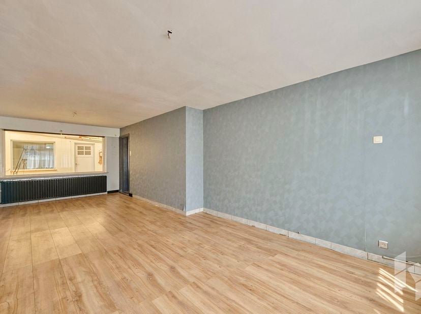 Gerenoveerde centrumwoning (171m²) met 4 slaapkamers en dubbele carport op perceel van 710m²<br />
Deze mooie energiezuinige woning is instapklaar. <b