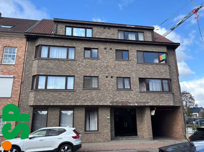 Tweeslaapkamer appartement (eerste verdieping) met vlotte verbinding naar het station en centrum van Geel.<br />
Appartement heeft de volgende indelin