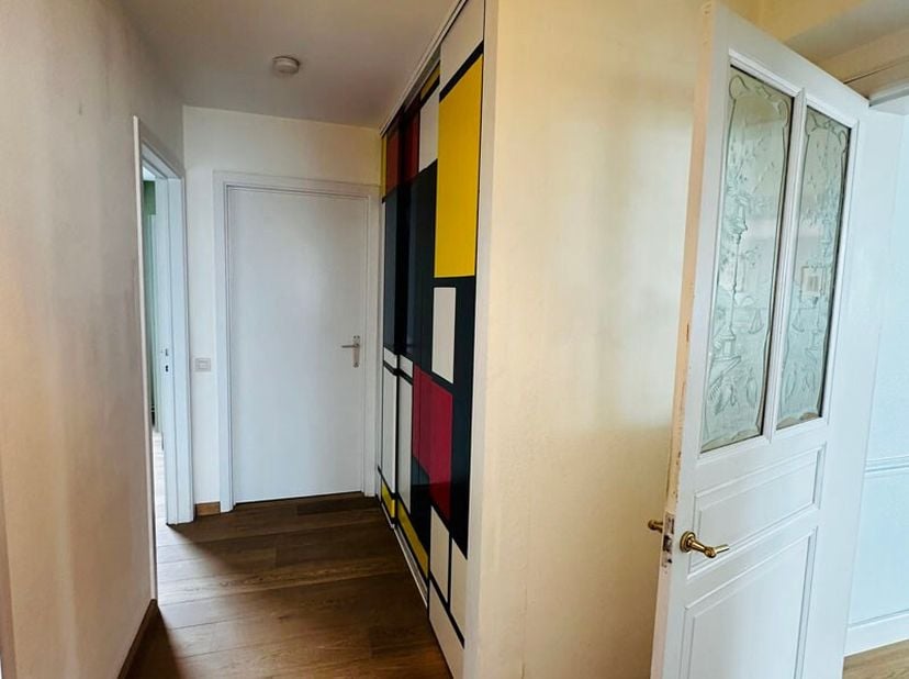 AUTHENTIEK appartement net buiten de Kleine Ring van Hasselt<br />
Dit appartement op de vijfde verdieping bevindt zich in één van de ICONISCHE gebouw