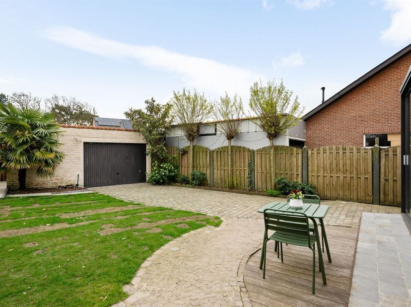 Deze woning bevindt zich aan de rand van het centrum, waardoor alle nodige voorzieningen, evenals de autostrade en het openbaar vervoer, vlot bereikba