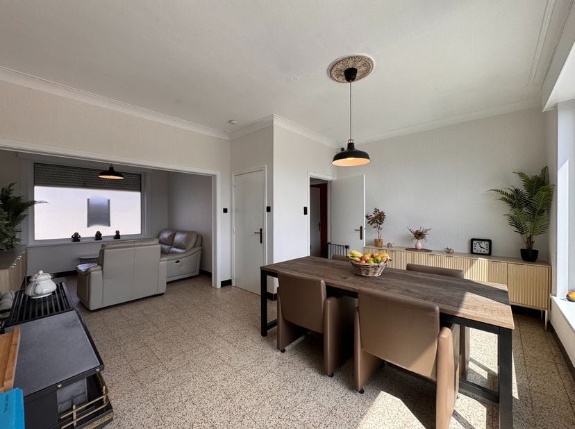 Deze halfopen bebouwing in Koolskamp combineert landelijke rust met een vlotte bereikbaarheid.<br />
<br />
De woning is gelegen op een zuidgericht pe