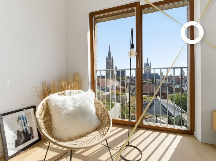 Ontdek dit schitterend ingerichte appartement van 102 m² op de 4e verdieping, aan de voorkant van het gebouw met zicht over heel Ieper.<br />
Hoogtepu